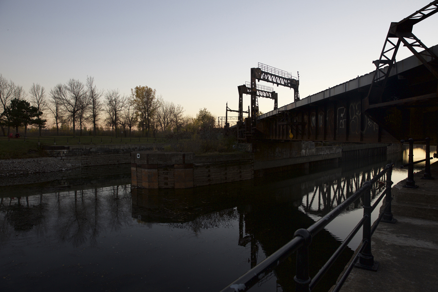 08 Peel Basin Train Bridge - Installation photo 3 - Sounding the City 001 - Montréal 2015-2016